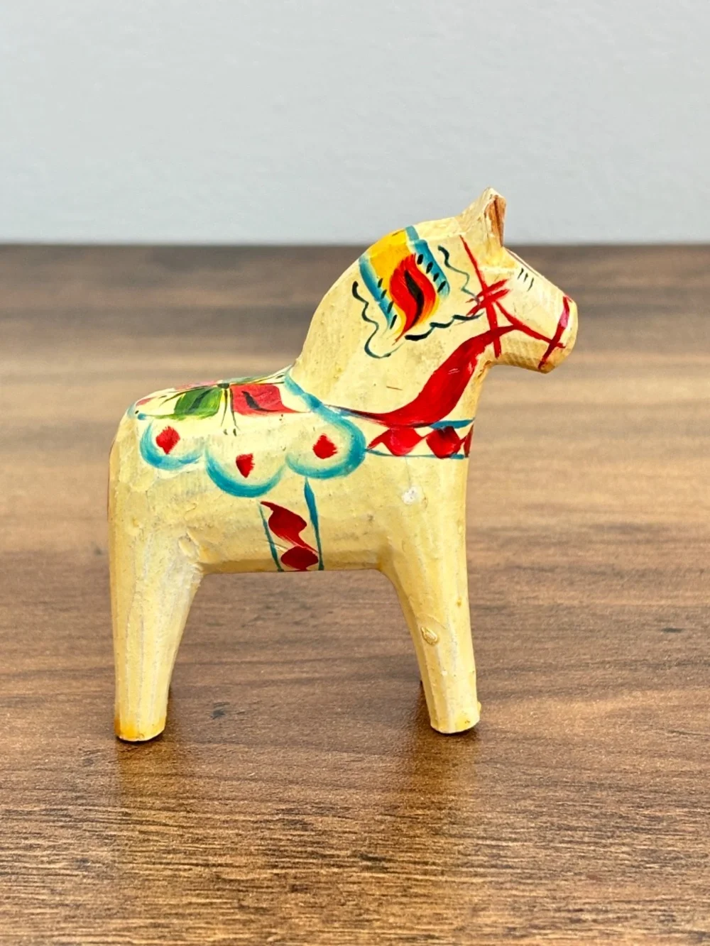 VINTAGE Traditional Hand-Carved Swedish Wooden Dala Horse Ivory Figurine READ